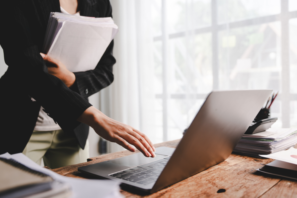 Une femme d'affaires avec beaucoup de dossiers, travaillant dur dans son bureau